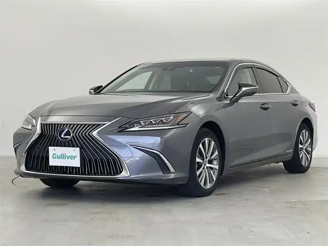 レクサス ＥＳ 300h 群馬県 2020(令2)年 4.7万km マーキュリーグレーマイカ 板金中のため陸送時間かかります（9/20）/三眼フルLEDヘッドライト/上下2段式アダプティブハイビームシステム/カラーヘッドアップディスプレイ/＝＝＝＝＝＝＝/純正12.3インチワイドディスプレイナビ/・フルセグTV/AM/FM/Bluetooth/・CD/DVD/AUX/USB/Miracast/=========/ムーンルーフ/Lexus Safety System＋/・プリクラッシュセーフティ/ミリ波レーダー＋単眼カメラ方式/・オートマチックハイビーム/・レーダークルーズコントロール/・ロードサインアシスト/・先行車発進告知機能/L texシート(運転席・助手席ベンチレーション機能・ヒーター)/ステアリングヒーター/電動チルト＆テレスコピックステアリング(オートアウェイ＆オートリターン機能付き)