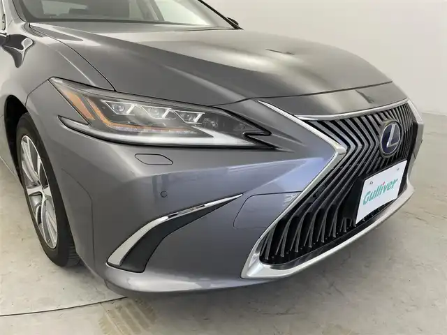 レクサス ＥＳ 300h 群馬県 2020(令2)年 4.7万km マーキュリーグレーマイカ 板金中のため陸送時間かかります（9/20）/三眼フルLEDヘッドライト/上下2段式アダプティブハイビームシステム/カラーヘッドアップディスプレイ/＝＝＝＝＝＝＝/純正12.3インチワイドディスプレイナビ/・フルセグTV/AM/FM/Bluetooth/・CD/DVD/AUX/USB/Miracast/=========/ムーンルーフ/Lexus Safety System＋/・プリクラッシュセーフティ/ミリ波レーダー＋単眼カメラ方式/・オートマチックハイビーム/・レーダークルーズコントロール/・ロードサインアシスト/・先行車発進告知機能/L texシート(運転席・助手席ベンチレーション機能・ヒーター)/ステアリングヒーター/電動チルト＆テレスコピックステアリング(オートアウェイ＆オートリターン機能付き)
