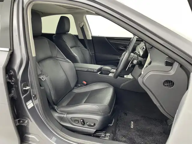 レクサス ＥＳ 300h 群馬県 2020(令2)年 4.7万km マーキュリーグレーマイカ 板金中のため陸送時間かかります（9/20）/三眼フルLEDヘッドライト/上下2段式アダプティブハイビームシステム/カラーヘッドアップディスプレイ/＝＝＝＝＝＝＝/純正12.3インチワイドディスプレイナビ/・フルセグTV/AM/FM/Bluetooth/・CD/DVD/AUX/USB/Miracast/=========/ムーンルーフ/Lexus Safety System＋/・プリクラッシュセーフティ/ミリ波レーダー＋単眼カメラ方式/・オートマチックハイビーム/・レーダークルーズコントロール/・ロードサインアシスト/・先行車発進告知機能/L texシート(運転席・助手席ベンチレーション機能・ヒーター)/ステアリングヒーター/電動チルト＆テレスコピックステアリング(オートアウェイ＆オートリターン機能付き)