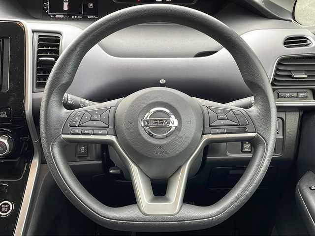 日産 セレナ X Vセレクション 岩手県 2018(平30)年 4万km ブリリアントシルバー 社外ナビ/AM/FM/Bluetooth/バックカメラ/アラウンドビューモニター/ETC/ドライブレコーダー/クルーズコントロール/衝突被害軽減ブレーキ/レーンキープアシスト/横滑り防止装置/アイドリングストップ/オートライト/スマートキー/プッシュスタート/電動格納ミラー/取扱説明書