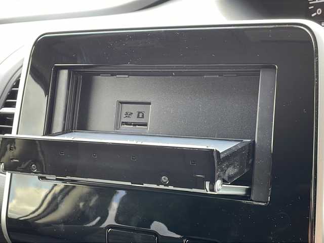 日産 セレナ X Vセレクション 岩手県 2018(平30)年 4万km ブリリアントシルバー 社外ナビ/AM/FM/Bluetooth/バックカメラ/アラウンドビューモニター/ETC/ドライブレコーダー/クルーズコントロール/衝突被害軽減ブレーキ/レーンキープアシスト/横滑り防止装置/アイドリングストップ/オートライト/スマートキー/プッシュスタート/電動格納ミラー/取扱説明書