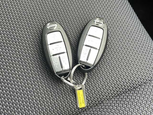 日産 セレナ X Vセレクション 岩手県 2018(平30)年 4万km ブリリアントシルバー 社外ナビ/AM/FM/Bluetooth/バックカメラ/アラウンドビューモニター/ETC/ドライブレコーダー/クルーズコントロール/衝突被害軽減ブレーキ/レーンキープアシスト/横滑り防止装置/アイドリングストップ/オートライト/スマートキー/プッシュスタート/電動格納ミラー/取扱説明書