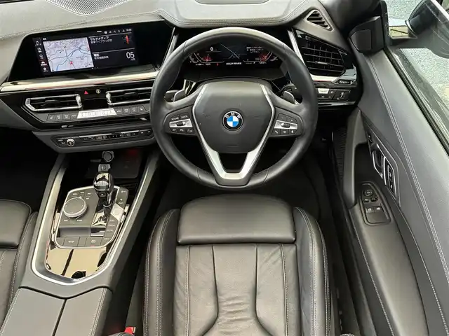 ＢＭＷ Ｚ４ sDrive20i スポーツ 京都府 2020(令2)年 1.5万km サファイアブラックP 電動ルーフ/イノベーションパッケージ/・アダプティブLEDヘッドランプ/・ハイビームアシスト/・ヘッドアップディスプレイ/純正HDDナビ＜10.25インチディスプレイ＞/・BT接続/・MSV/社外360°ドラレコ/ドライビングアシスト/・レーンディパーチャーアラート/・レーンチェンジウォーニング/・前車接近警告/・衝突回避被害軽減ブレーキ/・後車衝突警告/・リアクロストラフィックウォーニング/パーキングアシスト/・パーキングディスタンスコントロール/・パーキングアシスト/・リアビューカメラ/レザーシート/・パワーシート/・シートヒーター/レザーステアリング/・パドルシフト/・ステアリモコン/ミラーin ETC/サテンアルミニウムロールバー/アイドリングストップ/エレクトリックパーキングブレーキ/オートブレーキホールド/純正18インチアルミホイール/プッシュスタート/スマートキー2個/車両保証書