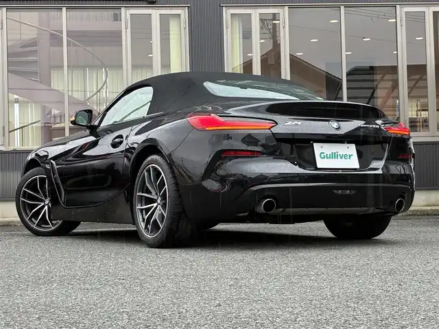 ＢＭＷ Ｚ４ sDrive20i スポーツ 京都府 2020(令2)年 1.5万km サファイアブラックP 電動ルーフ/イノベーションパッケージ/・アダプティブLEDヘッドランプ/・ハイビームアシスト/・ヘッドアップディスプレイ/純正HDDナビ＜10.25インチディスプレイ＞/・BT接続/・MSV/社外360°ドラレコ/ドライビングアシスト/・レーンディパーチャーアラート/・レーンチェンジウォーニング/・前車接近警告/・衝突回避被害軽減ブレーキ/・後車衝突警告/・リアクロストラフィックウォーニング/パーキングアシスト/・パーキングディスタンスコントロール/・パーキングアシスト/・リアビューカメラ/レザーシート/・パワーシート/・シートヒーター/レザーステアリング/・パドルシフト/・ステアリモコン/ミラーin ETC/サテンアルミニウムロールバー/アイドリングストップ/エレクトリックパーキングブレーキ/オートブレーキホールド/純正18インチアルミホイール/プッシュスタート/スマートキー2個/車両保証書
