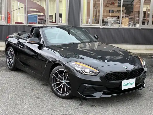 ＢＭＷ Ｚ４ sDrive20i スポーツ 京都府 2020(令2)年 1.5万km サファイアブラックP 電動ルーフ/イノベーションパッケージ/・アダプティブLEDヘッドランプ/・ハイビームアシスト/・ヘッドアップディスプレイ/純正HDDナビ＜10.25インチディスプレイ＞/・BT接続/・MSV/社外360°ドラレコ/ドライビングアシスト/・レーンディパーチャーアラート/・レーンチェンジウォーニング/・前車接近警告/・衝突回避被害軽減ブレーキ/・後車衝突警告/・リアクロストラフィックウォーニング/パーキングアシスト/・パーキングディスタンスコントロール/・パーキングアシスト/・リアビューカメラ/レザーシート/・パワーシート/・シートヒーター/レザーステアリング/・パドルシフト/・ステアリモコン/ミラーin ETC/サテンアルミニウムロールバー/アイドリングストップ/エレクトリックパーキングブレーキ/オートブレーキホールド/純正18インチアルミホイール/プッシュスタート/スマートキー2個/車両保証書