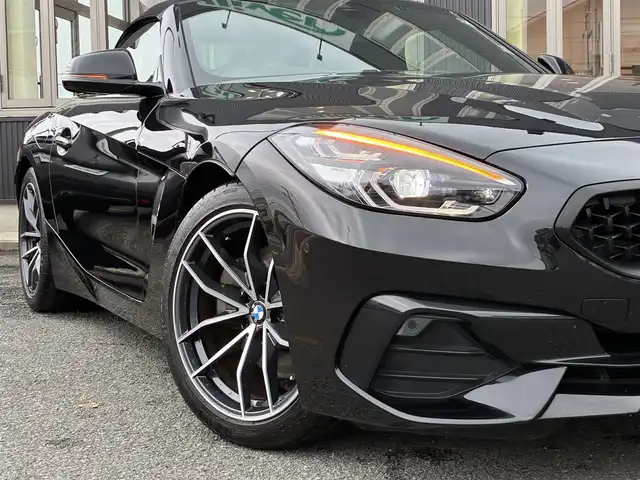 ＢＭＷ Ｚ４ sDrive20i スポーツ 京都府 2020(令2)年 1.5万km サファイアブラックP 電動ルーフ/イノベーションパッケージ/・アダプティブLEDヘッドランプ/・ハイビームアシスト/・ヘッドアップディスプレイ/純正HDDナビ＜10.25インチディスプレイ＞/・BT接続/・MSV/社外360°ドラレコ/ドライビングアシスト/・レーンディパーチャーアラート/・レーンチェンジウォーニング/・前車接近警告/・衝突回避被害軽減ブレーキ/・後車衝突警告/・リアクロストラフィックウォーニング/パーキングアシスト/・パーキングディスタンスコントロール/・パーキングアシスト/・リアビューカメラ/レザーシート/・パワーシート/・シートヒーター/レザーステアリング/・パドルシフト/・ステアリモコン/ミラーin ETC/サテンアルミニウムロールバー/アイドリングストップ/エレクトリックパーキングブレーキ/オートブレーキホールド/純正18インチアルミホイール/プッシュスタート/スマートキー2個/車両保証書