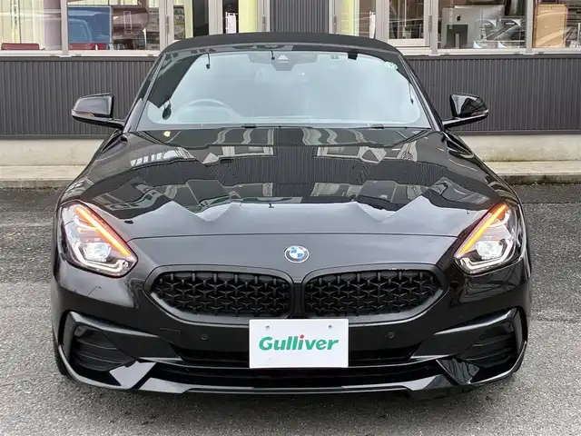 ＢＭＷ Ｚ４ sDrive20i スポーツ 京都府 2020(令2)年 1.5万km サファイアブラックP 電動ルーフ/イノベーションパッケージ/・アダプティブLEDヘッドランプ/・ハイビームアシスト/・ヘッドアップディスプレイ/純正HDDナビ＜10.25インチディスプレイ＞/・BT接続/・MSV/社外360°ドラレコ/ドライビングアシスト/・レーンディパーチャーアラート/・レーンチェンジウォーニング/・前車接近警告/・衝突回避被害軽減ブレーキ/・後車衝突警告/・リアクロストラフィックウォーニング/パーキングアシスト/・パーキングディスタンスコントロール/・パーキングアシスト/・リアビューカメラ/レザーシート/・パワーシート/・シートヒーター/レザーステアリング/・パドルシフト/・ステアリモコン/ミラーin ETC/サテンアルミニウムロールバー/アイドリングストップ/エレクトリックパーキングブレーキ/オートブレーキホールド/純正18インチアルミホイール/プッシュスタート/スマートキー2個/車両保証書