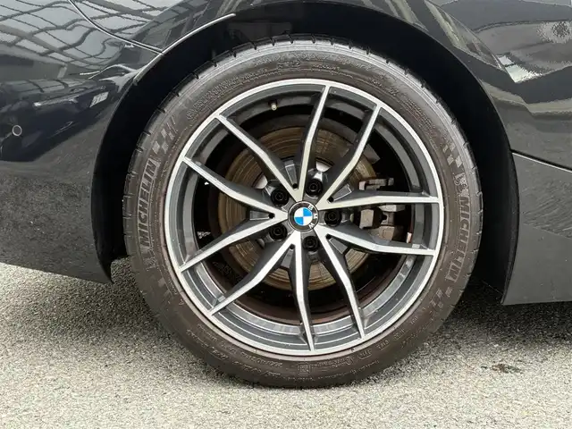 ＢＭＷ Ｚ４ sDrive20i スポーツ 京都府 2020(令2)年 1.5万km サファイアブラックP 電動ルーフ/イノベーションパッケージ/・アダプティブLEDヘッドランプ/・ハイビームアシスト/・ヘッドアップディスプレイ/純正HDDナビ＜10.25インチディスプレイ＞/・BT接続/・MSV/社外360°ドラレコ/ドライビングアシスト/・レーンディパーチャーアラート/・レーンチェンジウォーニング/・前車接近警告/・衝突回避被害軽減ブレーキ/・後車衝突警告/・リアクロストラフィックウォーニング/パーキングアシスト/・パーキングディスタンスコントロール/・パーキングアシスト/・リアビューカメラ/レザーシート/・パワーシート/・シートヒーター/レザーステアリング/・パドルシフト/・ステアリモコン/ミラーin ETC/サテンアルミニウムロールバー/アイドリングストップ/エレクトリックパーキングブレーキ/オートブレーキホールド/純正18インチアルミホイール/プッシュスタート/スマートキー2個/車両保証書