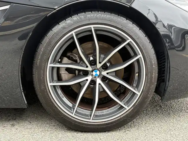 ＢＭＷ Ｚ４ sDrive20i スポーツ 京都府 2020(令2)年 1.5万km サファイアブラックP 電動ルーフ/イノベーションパッケージ/・アダプティブLEDヘッドランプ/・ハイビームアシスト/・ヘッドアップディスプレイ/純正HDDナビ＜10.25インチディスプレイ＞/・BT接続/・MSV/社外360°ドラレコ/ドライビングアシスト/・レーンディパーチャーアラート/・レーンチェンジウォーニング/・前車接近警告/・衝突回避被害軽減ブレーキ/・後車衝突警告/・リアクロストラフィックウォーニング/パーキングアシスト/・パーキングディスタンスコントロール/・パーキングアシスト/・リアビューカメラ/レザーシート/・パワーシート/・シートヒーター/レザーステアリング/・パドルシフト/・ステアリモコン/ミラーin ETC/サテンアルミニウムロールバー/アイドリングストップ/エレクトリックパーキングブレーキ/オートブレーキホールド/純正18インチアルミホイール/プッシュスタート/スマートキー2個/車両保証書