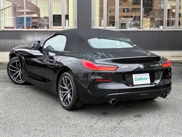 ＢＭＷ Ｚ４ sDrive20i スポーツ 京都府 2020(令2)年 1.5万km サファイアブラックP 電動ルーフ/イノベーションパッケージ/・アダプティブLEDヘッドランプ/・ハイビームアシスト/・ヘッドアップディスプレイ/純正HDDナビ＜10.25インチディスプレイ＞/・BT接続/・MSV/社外360°ドラレコ/ドライビングアシスト/・レーンディパーチャーアラート/・レーンチェンジウォーニング/・前車接近警告/・衝突回避被害軽減ブレーキ/・後車衝突警告/・リアクロストラフィックウォーニング/パーキングアシスト/・パーキングディスタンスコントロール/・パーキングアシスト/・リアビューカメラ/レザーシート/・パワーシート/・シートヒーター/レザーステアリング/・パドルシフト/・ステアリモコン/ミラーin ETC/サテンアルミニウムロールバー/アイドリングストップ/エレクトリックパーキングブレーキ/オートブレーキホールド/純正18インチアルミホイール/プッシュスタート/スマートキー2個/車両保証書