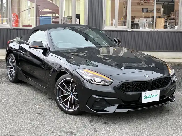 ＢＭＷ Ｚ４ sDrive20i スポーツ 京都府 2020(令2)年 1.5万km サファイアブラックP 電動ルーフ/イノベーションパッケージ/・アダプティブLEDヘッドランプ/・ハイビームアシスト/・ヘッドアップディスプレイ/純正HDDナビ＜10.25インチディスプレイ＞/・BT接続/・MSV/社外360°ドラレコ/ドライビングアシスト/・レーンディパーチャーアラート/・レーンチェンジウォーニング/・前車接近警告/・衝突回避被害軽減ブレーキ/・後車衝突警告/・リアクロストラフィックウォーニング/パーキングアシスト/・パーキングディスタンスコントロール/・パーキングアシスト/・リアビューカメラ/レザーシート/・パワーシート/・シートヒーター/レザーステアリング/・パドルシフト/・ステアリモコン/ミラーin ETC/サテンアルミニウムロールバー/アイドリングストップ/エレクトリックパーキングブレーキ/オートブレーキホールド/純正18インチアルミホイール/プッシュスタート/スマートキー2個/車両保証書