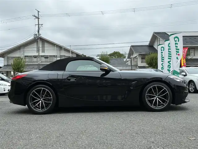 ＢＭＷ Ｚ４ sDrive20i スポーツ 京都府 2020(令2)年 1.5万km サファイアブラックP 電動ルーフ/イノベーションパッケージ/・アダプティブLEDヘッドランプ/・ハイビームアシスト/・ヘッドアップディスプレイ/純正HDDナビ＜10.25インチディスプレイ＞/・BT接続/・MSV/社外360°ドラレコ/ドライビングアシスト/・レーンディパーチャーアラート/・レーンチェンジウォーニング/・前車接近警告/・衝突回避被害軽減ブレーキ/・後車衝突警告/・リアクロストラフィックウォーニング/パーキングアシスト/・パーキングディスタンスコントロール/・パーキングアシスト/・リアビューカメラ/レザーシート/・パワーシート/・シートヒーター/レザーステアリング/・パドルシフト/・ステアリモコン/ミラーin ETC/サテンアルミニウムロールバー/アイドリングストップ/エレクトリックパーキングブレーキ/オートブレーキホールド/純正18インチアルミホイール/プッシュスタート/スマートキー2個/車両保証書