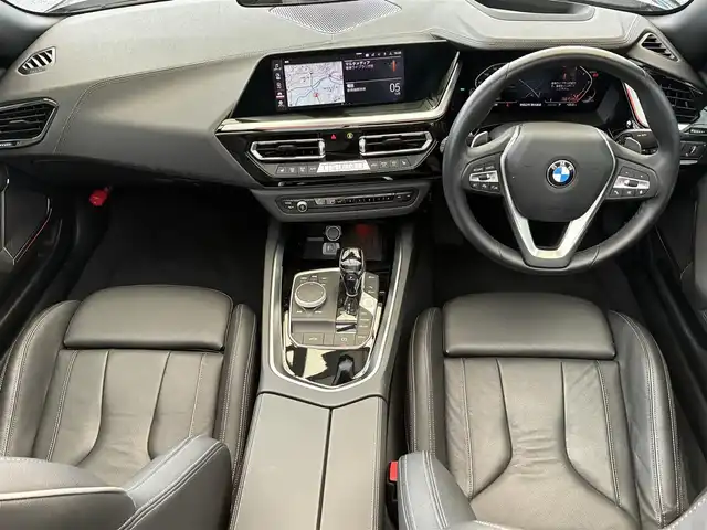ＢＭＷ Ｚ４ sDrive20i スポーツ 京都府 2020(令2)年 1.5万km サファイアブラックP 電動ルーフ/イノベーションパッケージ/・アダプティブLEDヘッドランプ/・ハイビームアシスト/・ヘッドアップディスプレイ/純正HDDナビ＜10.25インチディスプレイ＞/・BT接続/・MSV/社外360°ドラレコ/ドライビングアシスト/・レーンディパーチャーアラート/・レーンチェンジウォーニング/・前車接近警告/・衝突回避被害軽減ブレーキ/・後車衝突警告/・リアクロストラフィックウォーニング/パーキングアシスト/・パーキングディスタンスコントロール/・パーキングアシスト/・リアビューカメラ/レザーシート/・パワーシート/・シートヒーター/レザーステアリング/・パドルシフト/・ステアリモコン/ミラーin ETC/サテンアルミニウムロールバー/アイドリングストップ/エレクトリックパーキングブレーキ/オートブレーキホールド/純正18インチアルミホイール/プッシュスタート/スマートキー2個/車両保証書