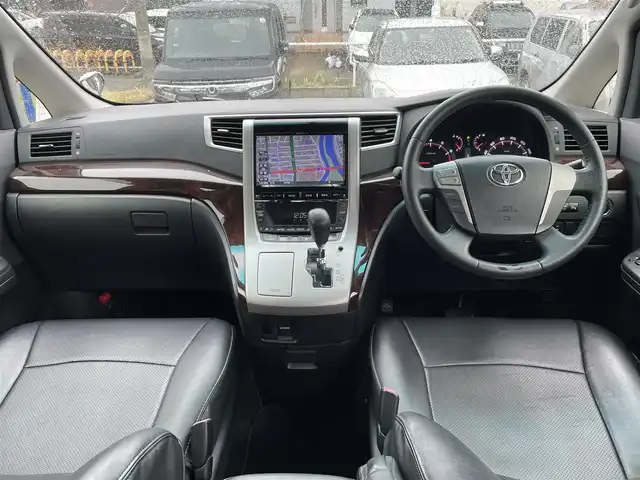 トヨタ アルファード 240S 愛知県 2013(平25)年 12万km ゴールドパールクリスタルシャイン (株)IDOMが運営する【じしゃロン名古屋鳴海店】の自社ローン専用車両になりますこちらは現金またはオートローンご利用時の価格です。自社ローンご希望の方は別途その旨お申付け下さい/社外ナビ/・型番：VIE-X009/・フルセグTV/SD/DVD/CD/BT/・バックカメラ/・ETC/・社外フリップダウン/革張ステアリング/・ステアリング/両側パワースライドドア/プッシュスタート/・スマートキー/電動格納ミラー/・ウィンカーミラー/キセノンヘッドライト/・フォグランプ/・オートライト/ドアバイザー/純正フロアマット