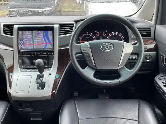 トヨタ アルファード 240S 愛知県 2013(平25)年 12万km ゴールドパールクリスタルシャイン (株)IDOMが運営する【じしゃロン名古屋鳴海店】の自社ローン専用車両になりますこちらは現金またはオートローンご利用時の価格です。自社ローンご希望の方は別途その旨お申付け下さい/社外ナビ/・型番：VIE-X009/・フルセグTV/SD/DVD/CD/BT/・バックカメラ/・ETC/・社外フリップダウン/革張ステアリング/・ステアリング/両側パワースライドドア/プッシュスタート/・スマートキー/電動格納ミラー/・ウィンカーミラー/キセノンヘッドライト/・フォグランプ/・オートライト/ドアバイザー/純正フロアマット