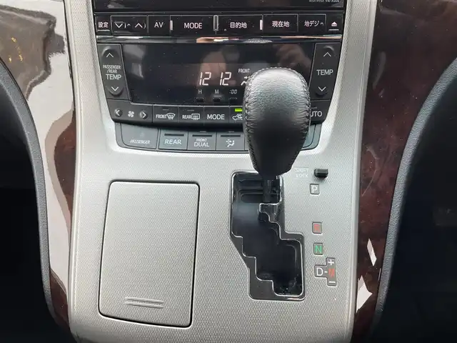 トヨタ アルファード 240S 愛知県 2013(平25)年 12万km ゴールドパールクリスタルシャイン (株)IDOMが運営する【じしゃロン名古屋鳴海店】の自社ローン専用車両になりますこちらは現金またはオートローンご利用時の価格です。自社ローンご希望の方は別途その旨お申付け下さい/社外ナビ/・型番：VIE-X009/・フルセグTV/SD/DVD/CD/BT/・バックカメラ/・ETC/・社外フリップダウン/革張ステアリング/・ステアリング/両側パワースライドドア/プッシュスタート/・スマートキー/電動格納ミラー/・ウィンカーミラー/キセノンヘッドライト/・フォグランプ/・オートライト/ドアバイザー/純正フロアマット