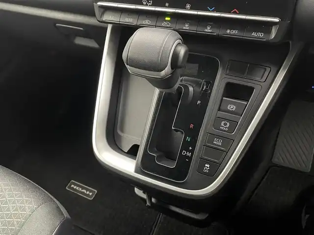 トヨタ ノア S－G 栃木県 2023(令5)年 2.2万km スパークリングブラックパールクリスタルシャイン 4WD/純正ディスプレイオーディオ/・Bluetooth/Android Auto/・フルセグTV/・CD/DVD/・FM/AM/トヨタセーフティセンス/・プリクラッシュセーフティ/。誤発進抑制/・レーントレーシングアシスト/・レーダークルーズコントロール/・オートハイビーム/片側電動スライドドア/バックカメラ/ビルトインETC2.0/前後ドライブレコーダー/LEDヘッドライト/LEDフォグランプ/純正16インチアルミホイール/ドアバイザー/純正フロアマット/サイド+カーテンエアバッグ/スマートキー
