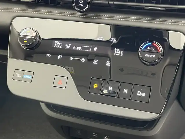 日産 セレナ e－パワー ハイウェイスター V 愛知県 2025(令7)年 0.1千km 白 登録済未使用車　純１２．３型ＤＡナビＴＶ　禁煙　全方位カメラ　プロパイロット　ＢＳＭ　内蔵前後ドラレコ　デジタルインナーミラー　ＨＤＭＩ　ワイヤレス充電　衝突軽減　車線逸脱　両側パワスラ　ハンドル支援/e-POWER　ハイウエイスターV　ヘッドランプ オートレベライザー+アダプティブLEDヘッドライトシステム+インテリジェント アラウンドビューモニター（移動物 検知機能付）+インテリジェント ルームミラー+アドバンスドドライブアシストディスプレイ（12.3インチカラーディスプレイ）+統合型インターフェースディスプレイ+ワイヤレス充電器+6スピーカー+NissanConnectナビゲーションシステム（地デジ内蔵）+車載通信ユニット（TCU［Telematics Control Unit］）+ETC2.0ユニット（ビルトインタイプ）+ドライブレコーダー（前後セット）+プロパイロット（ナビリンク機能付）+プロパイロット緊急停止支援システム（SOSコール機能付）+SOSコール（488/400円）