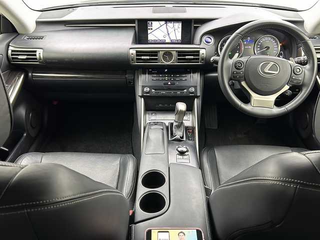 レクサス ＩＳ 300h バージョンL 宮城県 2013(平25)年 7.6万km ソニックチタニウム 純正ナビ/・フルセグTV/・BT接続/USB入力/MT付AT/・パドルシフト/純正装備品/・17インチAW/・フロアマット/・ビルトインETC/安全装置/・ブラインドスポットモニター/・前後コーナーセンサー/・レーンキープアシスト/・バックカメラ/全席レザーシート/・D.N席パワーシート/・D.N席シートヒーター/エアーシート/革巻きステアリング