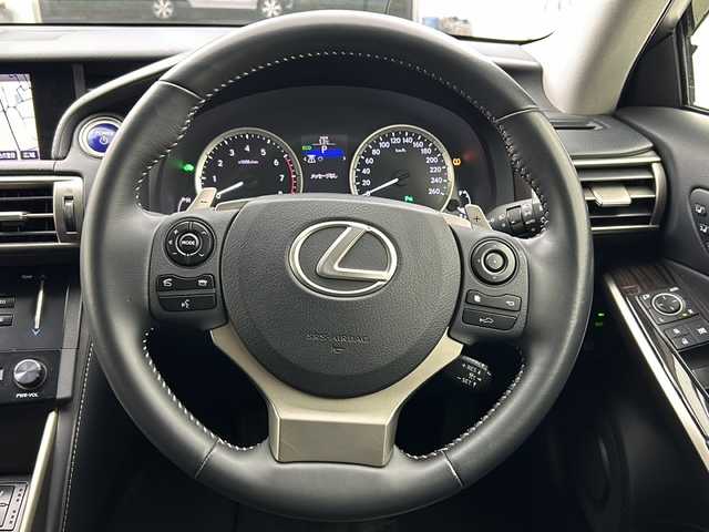 レクサス ＩＳ 300h バージョンL 宮城県 2013(平25)年 7.6万km ソニックチタニウム 純正ナビ/・フルセグTV/・BT接続/USB入力/MT付AT/・パドルシフト/純正装備品/・17インチAW/・フロアマット/・ビルトインETC/安全装置/・ブラインドスポットモニター/・前後コーナーセンサー/・レーンキープアシスト/・バックカメラ/全席レザーシート/・D.N席パワーシート/・D.N席シートヒーター/エアーシート/革巻きステアリング