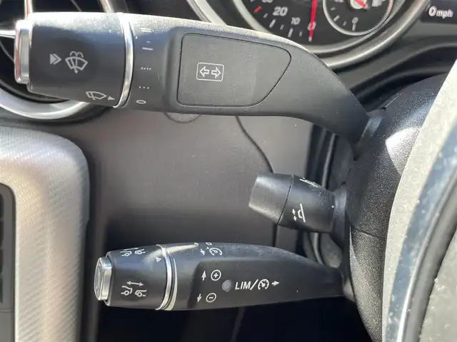 メルセデス・ベンツ ＳＬＣ１８０ スポーツ 大阪府 2017(平29)年 4.1万km ポーラホワイト 電動オープン/純正ナビ/フルセグテレビ/バックカメラ/ブラインドスポットモニター/スポーツサスペンション/アイドリングストップ/追従式クルーズコントロール/ビルトインETC/アダプティブLEDヘッドライト/ウィンカーミラー/アナログ時計/9速ATミッション