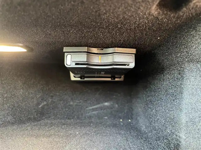 メルセデス・ベンツ ＳＬＣ１８０ スポーツ 大阪府 2017(平29)年 4.1万km ポーラホワイト 電動オープン/純正ナビ/フルセグテレビ/バックカメラ/ブラインドスポットモニター/コーナーセンサー/スポーツサスペンション/アイドリングストップ/追従式クルーズコントロール/ビルトインETC/両席メモリ付きパワーシート/DVD再生/アダプティブLEDヘッドライト/ウィンカーミラー/アナログ時計/9速ATミッション/禁煙車