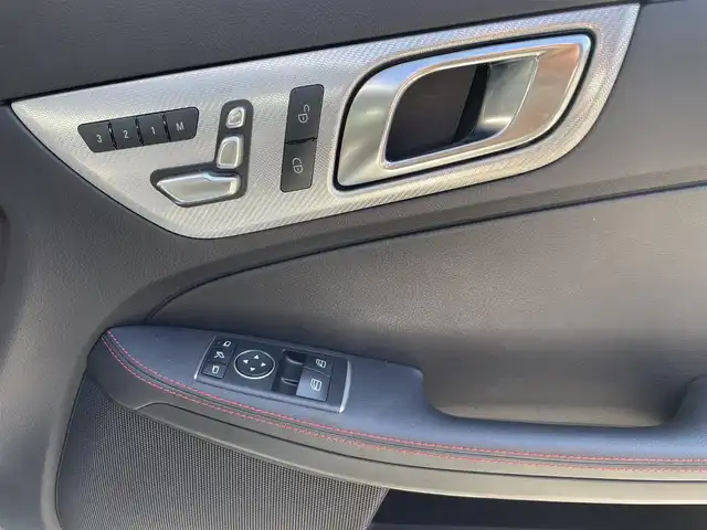 メルセデス・ベンツ ＳＬＣ１８０ スポーツ 大阪府 2017(平29)年 4.1万km ポーラホワイト 電動オープン/純正ナビ/フルセグテレビ/バックカメラ/ブラインドスポットモニター/コーナーセンサー/スポーツサスペンション/アイドリングストップ/追従式クルーズコントロール/ビルトインETC/両席メモリ付きパワーシート/DVD再生/アダプティブLEDヘッドライト/ウィンカーミラー/アナログ時計/9速ATミッション/禁煙車