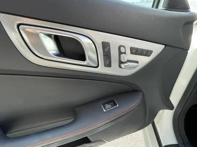 メルセデス・ベンツ ＳＬＣ１８０ スポーツ 大阪府 2017(平29)年 4.1万km ポーラホワイト 電動オープン/純正ナビ/フルセグテレビ/バックカメラ/ブラインドスポットモニター/コーナーセンサー/スポーツサスペンション/アイドリングストップ/追従式クルーズコントロール/ビルトインETC/両席メモリ付きパワーシート/DVD再生/アダプティブLEDヘッドライト/ウィンカーミラー/アナログ時計/9速ATミッション/禁煙車