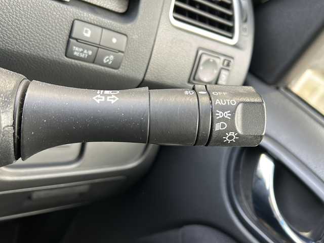 日産 セレナ ハイウェイS S HV Aセーフ 静岡県 2014(平26)年 8.5万km ブリリアントホワイトパール 純正SDナビ/・CD/・DVD/・フルセグＴＶ/・Bluetooth/・AM/・FM/主要装備/・後席モニター/・両側パワスラ/・衝突軽減/・レーンキープ/・クルコン/・コーナーセンサー前後/・全方位カメラ/・ビルトインＥＴＣ/・ドラレコ/・LEDヘッドライト/・オートライト/・フォグランプ/・純正フロアマット/・純正アルミホイール/・スマートキー/・プッシュスタート