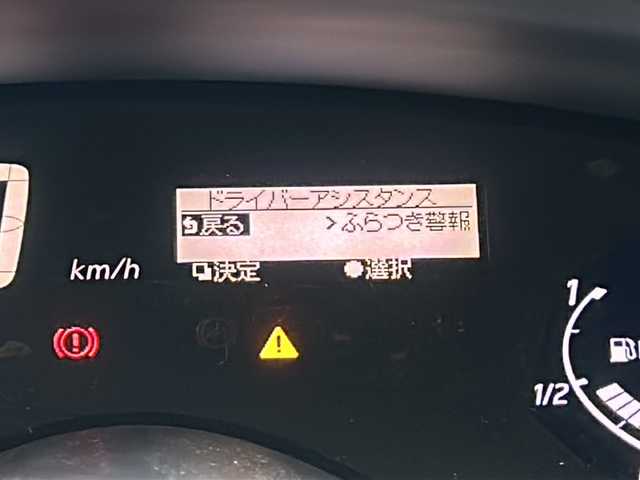 日産 セレナ ハイウェイS S HV Aセーフ 静岡県 2014(平26)年 8.5万km ブリリアントホワイトパール 純正SDナビ/・CD/・DVD/・フルセグＴＶ/・Bluetooth/・AM/・FM/主要装備/・後席モニター/・両側パワスラ/・衝突軽減/・レーンキープ/・クルコン/・コーナーセンサー前後/・全方位カメラ/・ビルトインＥＴＣ/・ドラレコ/・LEDヘッドライト/・オートライト/・フォグランプ/・純正フロアマット/・純正アルミホイール/・スマートキー/・プッシュスタート