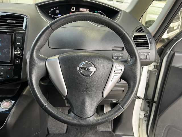 日産 セレナ ハイウェイS S HV Aセーフ 静岡県 2014(平26)年 8.5万km ブリリアントホワイトパール 純正SDナビ/・CD/・DVD/・フルセグＴＶ/・Bluetooth/・AM/・FM/主要装備/・後席モニター/・両側パワスラ/・衝突軽減/・レーンキープ/・クルコン/・コーナーセンサー前後/・全方位カメラ/・ビルトインＥＴＣ/・ドラレコ/・LEDヘッドライト/・オートライト/・フォグランプ/・純正フロアマット/・純正アルミホイール/・スマートキー/・プッシュスタート