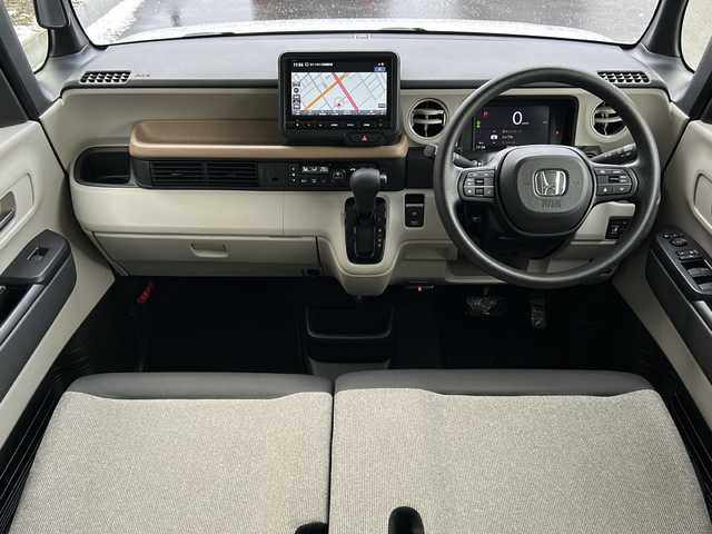 ホンダ Ｎ ＢＯＸ 道北・旭川 2024(令6)年 1万km プラチナホワイトパール /4WD//禁煙車//純正ナビ/BT/USB/TV//バックカメラ//ETC//片側パワースライドドア//ミラーヒーター//エコモード//ステアリングスイッチ//オートライト//LEDヘッドライト//LEDウィンカー//ミラーウィンカー//ロールサンシェード//ホンダセンシング//CMBS//ACC//LKAS//踏み間違え衝突軽減システム//急アクセル抑制機能//歩行者事故低減システム//路外逸脱抑制機能//先行車発信お知らせ//標識認識機能//オートハイビーム//パーキングセンサーシステム//保証書