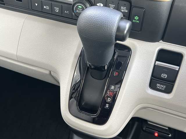 ホンダ Ｎ ＢＯＸ 道北・旭川 2024(令6)年 1万km プラチナホワイトパール /4WD//禁煙車//純正ナビ/BT/USB/TV//バックカメラ//ETC//片側パワースライドドア//ミラーヒーター//エコモード//ステアリングスイッチ//オートライト//LEDヘッドライト//LEDウィンカー//ミラーウィンカー//ロールサンシェード//ホンダセンシング//CMBS//ACC//LKAS//踏み間違え衝突軽減システム//急アクセル抑制機能//歩行者事故低減システム//路外逸脱抑制機能//先行車発信お知らせ//標識認識機能//オートハイビーム//パーキングセンサーシステム//保証書