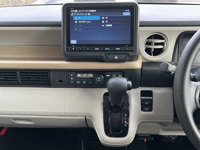 ホンダ Ｎ ＢＯＸ 道北・旭川 2024(令6)年 1万km プラチナホワイトパール /4WD//禁煙車//純正ナビ/BT/USB/TV//バックカメラ//ETC//片側パワースライドドア//ミラーヒーター//エコモード//ステアリングスイッチ//オートライト//LEDヘッドライト//LEDウィンカー//ミラーウィンカー//ロールサンシェード//ホンダセンシング//CMBS//ACC//LKAS//踏み間違え衝突軽減システム//急アクセル抑制機能//歩行者事故低減システム//路外逸脱抑制機能//先行車発信お知らせ//標識認識機能//オートハイビーム//パーキングセンサーシステム//保証書