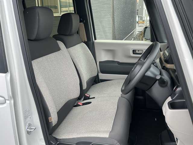 ホンダ Ｎ ＢＯＸ 道北・旭川 2024(令6)年 1万km プラチナホワイトパール /4WD//禁煙車//純正ナビ/BT/USB/TV//バックカメラ//ETC//片側パワースライドドア//ミラーヒーター//エコモード//ステアリングスイッチ//オートライト//LEDヘッドライト//LEDウィンカー//ミラーウィンカー//ロールサンシェード//ホンダセンシング//CMBS//ACC//LKAS//踏み間違え衝突軽減システム//急アクセル抑制機能//歩行者事故低減システム//路外逸脱抑制機能//先行車発信お知らせ//標識認識機能//オートハイビーム//パーキングセンサーシステム//保証書