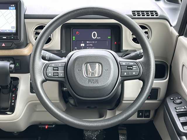 ホンダ Ｎ ＢＯＸ 道北・旭川 2024(令6)年 1万km プラチナホワイトパール /4WD//禁煙車//純正ナビ/BT/USB/TV//バックカメラ//ETC//片側パワースライドドア//ミラーヒーター//エコモード//ステアリングスイッチ//オートライト//LEDヘッドライト//LEDウィンカー//ミラーウィンカー//ロールサンシェード//ホンダセンシング//CMBS//ACC//LKAS//踏み間違え衝突軽減システム//急アクセル抑制機能//歩行者事故低減システム//路外逸脱抑制機能//先行車発信お知らせ//標識認識機能//オートハイビーム//パーキングセンサーシステム//保証書