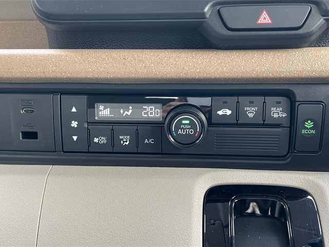 ホンダ Ｎ ＢＯＸ 道北・旭川 2024(令6)年 1万km プラチナホワイトパール /4WD//禁煙車//純正ナビ/BT/USB/TV//バックカメラ//ETC//片側パワースライドドア//ミラーヒーター//エコモード//ステアリングスイッチ//オートライト//LEDヘッドライト//LEDウィンカー//ミラーウィンカー//ロールサンシェード//ホンダセンシング//CMBS//ACC//LKAS//踏み間違え衝突軽減システム//急アクセル抑制機能//歩行者事故低減システム//路外逸脱抑制機能//先行車発信お知らせ//標識認識機能//オートハイビーム//パーキングセンサーシステム//保証書