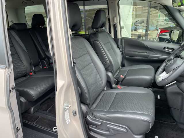 日産 セレナ ハイウェイスター V 愛知県 2021(令3)年 4.4万km カシミヤグレージュ プロパイロット/純正10型ナビ/フリップダウンモニター/全方位カメラ/両側パワースライドドア/クルーズコントロール/バックカメラ/コーナーセンサー/純正アルミホイール/ブラインドスポットモニター/LEDヘッドライト/インテリジェントミラー/リアオートエアコン/オートマチックハイビーム/衝突軽減システム/フルセグ/CD DVD/Bluetooth/ステアリングスイッチ/スマートキー/プッシュスタート