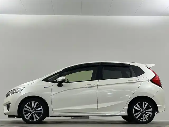 ホンダ フィット ハイブリット Sパッケージ 埼玉県 2015(平27)年 6.7万km プレミアムホワイトパールⅡ 純正ナビ Bカメラ 衝突軽減 ETC LED 前後ドライブレコーダー フルセグ クルーズコントロール ＭＴモード付ＡＴ 純正フロアマット 純正16インチアルミ Bluetooth スマートキー