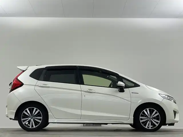 ホンダ フィット ハイブリット Sパッケージ 埼玉県 2015(平27)年 6.7万km プレミアムホワイトパールⅡ 純正ナビ Bカメラ 衝突軽減 ETC LED 前後ドライブレコーダー フルセグ クルーズコントロール ＭＴモード付ＡＴ 純正フロアマット 純正16インチアルミ Bluetooth スマートキー