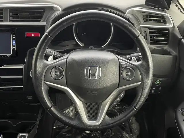 ホンダ フィット ハイブリット Sパッケージ 埼玉県 2015(平27)年 6.7万km プレミアムホワイトパールⅡ 純正ナビ Bカメラ 衝突軽減 ETC LED 前後ドライブレコーダー フルセグ クルーズコントロール ＭＴモード付ＡＴ 純正フロアマット 純正16インチアルミ Bluetooth スマートキー