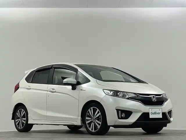 ホンダ フィット ハイブリット Sパッケージ 埼玉県 2015(平27)年 6.7万km プレミアムホワイトパールⅡ 純正ナビ Bカメラ 衝突軽減 ETC LED 前後ドライブレコーダー フルセグ クルーズコントロール ＭＴモード付ＡＴ 純正フロアマット 純正16インチアルミ Bluetooth スマートキー