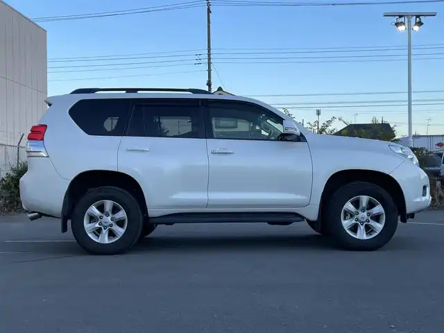 トヨタ ランドクルーザー プラド TX 東京都 2013(平25)年 2.5万km ホワイトパールクリスタルシャイン ナビ　/横滑り防止　/電格ミラー　/ビルトインＥＴＣ　/トランスファースイッチ　/ウィンドシールドデアイサー　/ヘッドライトレベライザー　/純正フロアマット　/ドアバイザー　/ステアリングスイッチ　/プッシュスタート