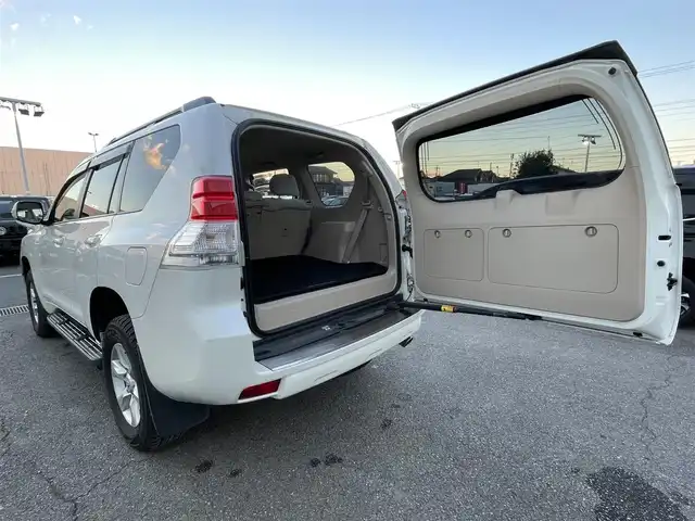 トヨタ ランドクルーザー プラド TX 東京都 2013(平25)年 2.5万km ホワイトパールクリスタルシャイン ナビ　/横滑り防止　/電格ミラー　/ビルトインＥＴＣ　/トランスファースイッチ　/ウィンドシールドデアイサー　/ヘッドライトレベライザー　/純正フロアマット　/ドアバイザー　/ステアリングスイッチ　/プッシュスタート