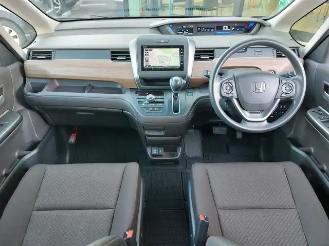 ホンダ フリード G ホンダセンシング 東京都 2021(令3)年 2万km クリスタルブラックパール Cパッケージ/・UVカットガラス/・前席シートヒーター/・2列目サンシェード/純正SDナビ/バックカメラ/CD/DVD/BT/AM/FM/TV/両側パワースライドドア/リアスポイラー/ビルトインETC/アイドリングストップ/前後ドライブレコーダー/ホンダセンシング/衝突軽減ブレーキ/レーントレーシングアシスト/アダプティブクルーズコントロール