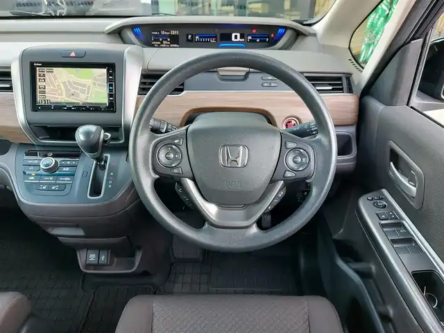 ホンダ フリード G ホンダセンシング 東京都 2021(令3)年 2万km クリスタルブラックパール Cパッケージ/・UVカットガラス/・前席シートヒーター/・2列目サンシェード/純正SDナビ/バックカメラ/CD/DVD/BT/AM/FM/TV/両側パワースライドドア/リアスポイラー/ビルトインETC/アイドリングストップ/前後ドライブレコーダー/ホンダセンシング/衝突軽減ブレーキ/レーントレーシングアシスト/アダプティブクルーズコントロール