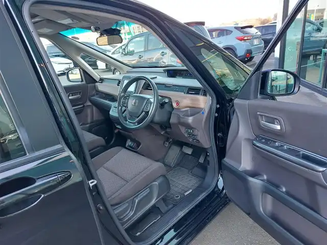 ホンダ フリード G ホンダセンシング 東京都 2021(令3)年 2万km クリスタルブラックパール Cパッケージ/・UVカットガラス/・前席シートヒーター/・2列目サンシェード/純正SDナビ/バックカメラ/CD/DVD/BT/AM/FM/TV/両側パワースライドドア/リアスポイラー/ビルトインETC/アイドリングストップ/前後ドライブレコーダー/ホンダセンシング/衝突軽減ブレーキ/レーントレーシングアシスト/アダプティブクルーズコントロール