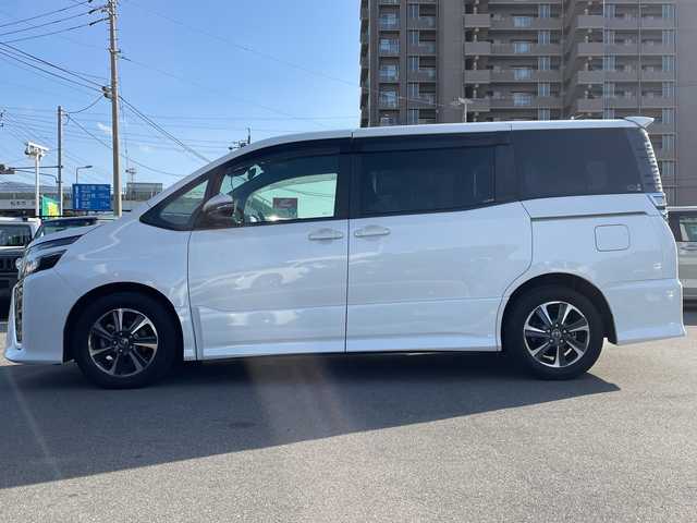 トヨタ ヴォクシー ZS 長野県 2017(平29)年 3.8万km ホワイトパールクリスタルシャイン 禁煙車/純正9インチナビ【NSZT-Y66T】/（CD/DVD/フルセグTV/Bluetooth）/セーフティセンス/・プリクラッシュセーフティ/・レーンディパーチャーアラート/・先行車発進告知機能/・オートマチックハイビーム/バックカメラ/ビルトインETC/両側パワースライドドア/ドライブレコーダー/革巻きステアリング/クルーズコントロール/ステアリングスイッチ/LEDヘッドライト/フォグランプ/オートライト/スマートキー/Pスタート/電動格納ミラー/純正16インチAW/純正フロアマット/ドアバイザー