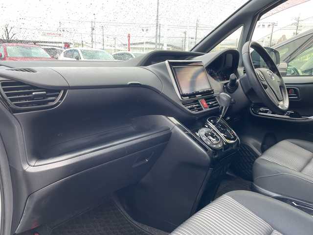 トヨタ ヴォクシー ZS 長野県 2017(平29)年 3.8万km ホワイトパールクリスタルシャイン 禁煙車/純正9インチナビ【NSZT-Y66T】/（CD/DVD/フルセグTV/Bluetooth）/セーフティセンス/・プリクラッシュセーフティ/・レーンディパーチャーアラート/・先行車発進告知機能/・オートマチックハイビーム/バックカメラ/ビルトインETC/両側パワースライドドア/ドライブレコーダー/革巻きステアリング/クルーズコントロール/ステアリングスイッチ/LEDヘッドライト/フォグランプ/オートライト/スマートキー/Pスタート/電動格納ミラー/純正16インチAW/純正フロアマット/ドアバイザー