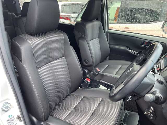 トヨタ ヴォクシー ZS 長野県 2017(平29)年 3.8万km ホワイトパールクリスタルシャイン 禁煙車/純正9インチナビ【NSZT-Y66T】/（CD/DVD/フルセグTV/Bluetooth）/セーフティセンス/・プリクラッシュセーフティ/・レーンディパーチャーアラート/・先行車発進告知機能/・オートマチックハイビーム/バックカメラ/ビルトインETC/両側パワースライドドア/ドライブレコーダー/革巻きステアリング/クルーズコントロール/ステアリングスイッチ/LEDヘッドライト/フォグランプ/オートライト/スマートキー/Pスタート/電動格納ミラー/純正16インチAW/純正フロアマット/ドアバイザー